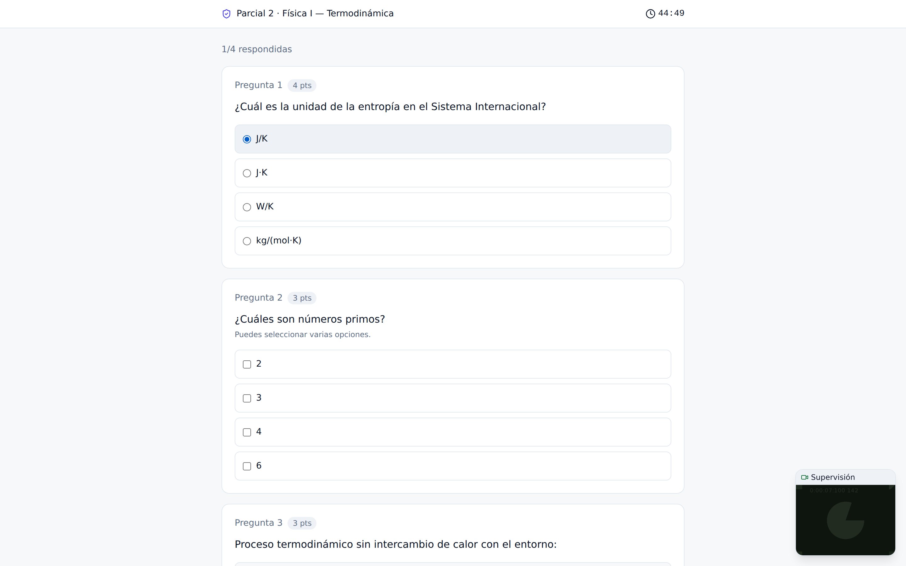 Pantalla del examen que rinde el alumno: cuatro preguntas con sus opciones, una ya respondida, el temporizador arriba a la derecha y el widget de supervisión con la cámara en la esquina inferior.